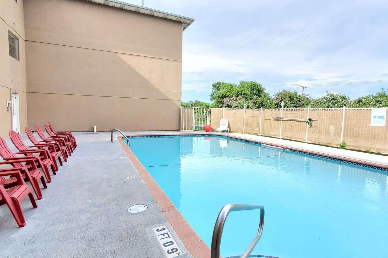 Super 8 By Wyndham Temple I-35 Hotel Exterior photo